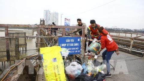 Ngày Tết ông Công ông Táo: Một số sông, hồ ở Hà Nội "ngập" rác